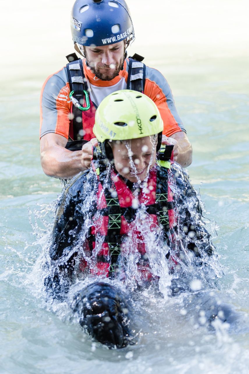 Sicheres und spaßiges Kinderrafting in Lofer – Wildwasser-Action und Naturerlebnis mit dem Base Camp.