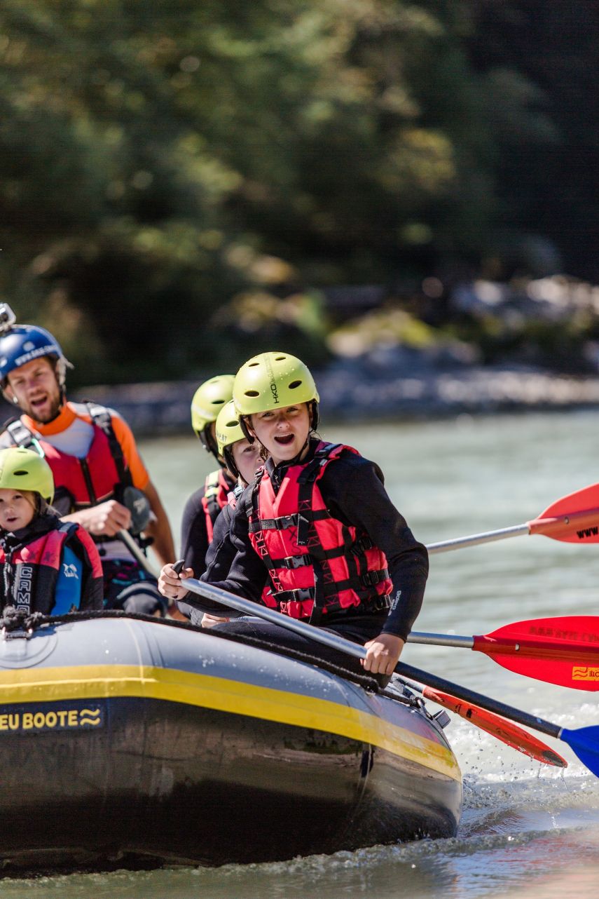Spannendes Kinderrafting in Lofer – Sichere Wildwasser-Action und Naturerlebnis mit dem Base Camp.